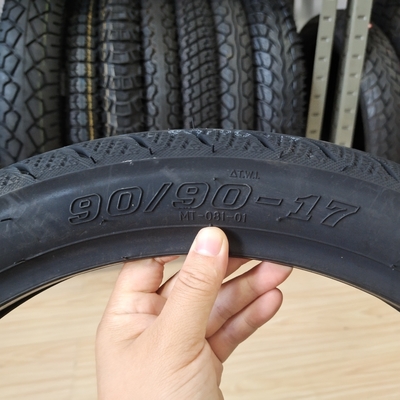 130/70-17 Pneus de motocicleta com peso de 5,3 kg e desempenho duradouro