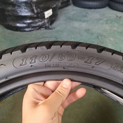 130/70-17 Pneus de motocicleta com peso de 5,3 kg e desempenho duradouro