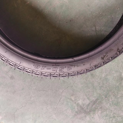 18 polegadas 2,50-18 Pneus de motocicleta personalizados com borracha natural e 35%-55% de conteúdo de borracha