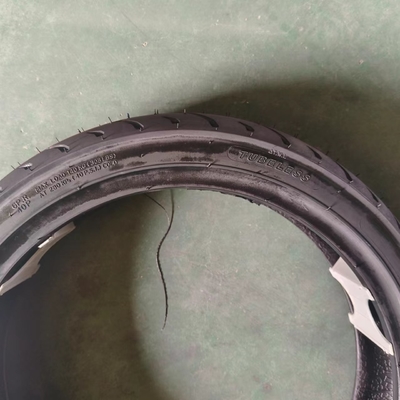 80/90-14 Pneus sem tubo para motocicletas com certificado e borracha natural de cor preta