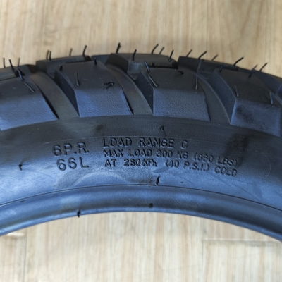 110/90-17 Pneus de motocicleta com borracha natural e aço para desempenho superior