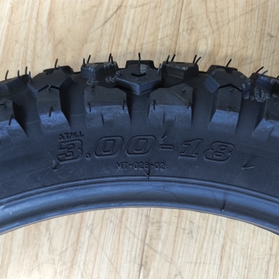 Carregamento no porto de Qingdao 3.00-18-18 Pneus de todo-o-terreno para motocicletas com aço de nylon natural