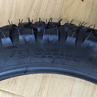 Carregamento no porto de Qingdao 3.00-18-18 Pneus de todo-o-terreno para motocicletas com aço de nylon natural