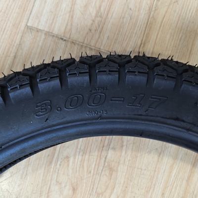 Pneus para motocicletas de rua 3.00-17 com natureza padrão e razoável em cor preta