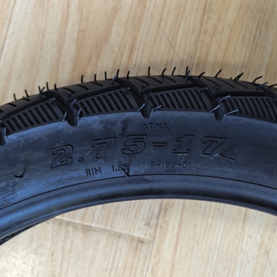 2.75-17 Pneus de motocicleta Borracha natural e carcaça de pneus incluídos para uma condução suave