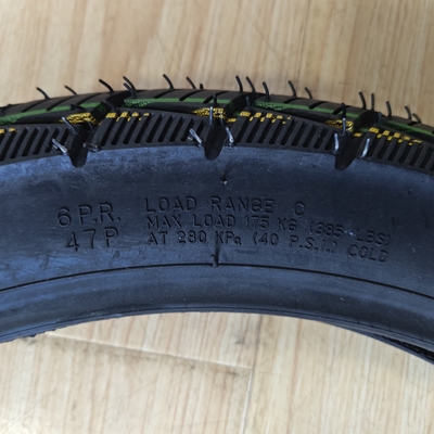 2.75-17 Pneus de motocicleta Borracha natural e carcaça de pneus incluídos para uma condução suave