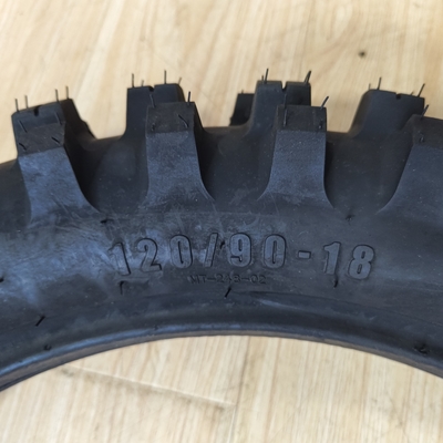 Pneus macios pretos para a Rússia 1408018 1209019 909021 Porto de carregamento Qingdao