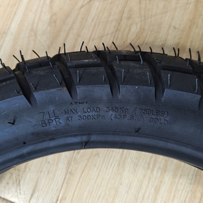 Tamanho do pneu 120/80-18 Negro Pneus sem tubo para motocicleta Adequado para todos os terrenos