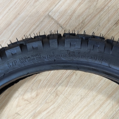 Materiais Pré-fabricados de borracha natural, aço, nylon, pneu sem tubos para motocicletas 90/90-18