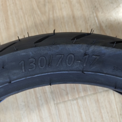 Pneus de motocicleta 130/70-17 feitos de borracha natural com OEM aceitável