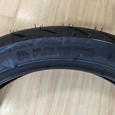 Pneus de motocicleta 130/70-17 feitos de borracha natural com OEM aceitável
