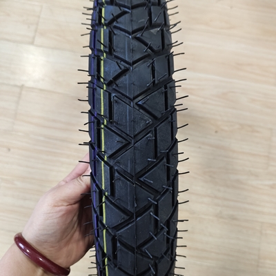 Material de nylon de aço natural de borracha 90/90-18 Pneus de motocicleta para carregamento Porto Qingdao