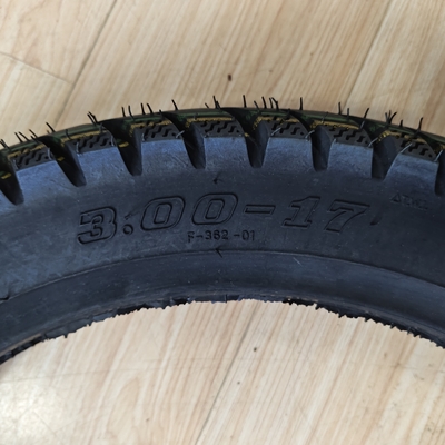 3.00-17 Pneus de motocicleta fabricados com matéria-prima natural de aço de borracha de nylon