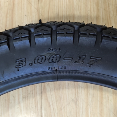 Pneus de tubos internos de motocicletas do mercado de Qingdao 3.00-17 Feito de aço de nylon de borracha natural
