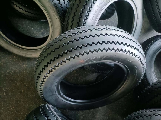 Melhore a sua viagem com pneus de motocicleta padrão de dentada de serra borracha natural e carcaça de pneus