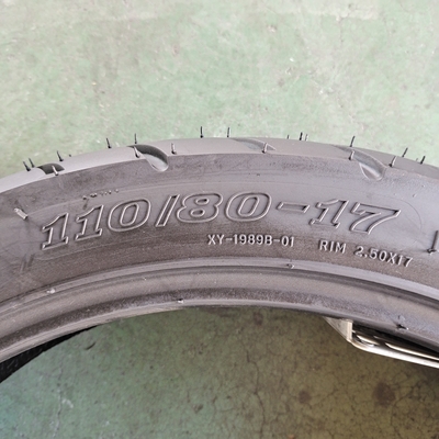 110/80-17 Pneus de motocicleta de Taiwan com borracha natural e classificação 6pr/8pr Ply