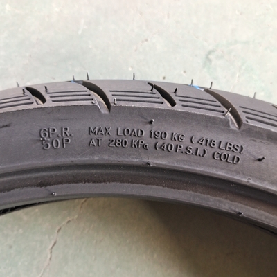 35%-55% Teor de borracha Pneus de motocicleta sem tubos 80/90-17 com e OEM aceitável