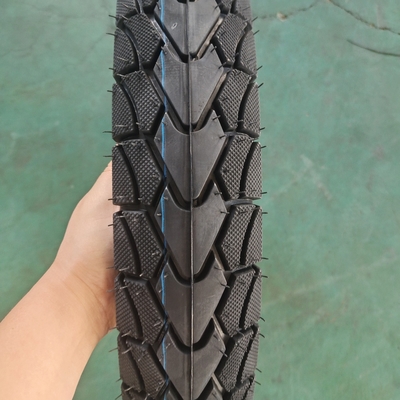 Pneus de motocicleta 350-18 pretos e tubo interno com porto de carregamento em Qingdao