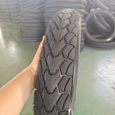 Pneus de motocicleta 350-18 pretos e tubo interno com porto de carregamento em Qingdao