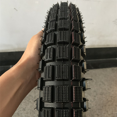 Porto de Qingdao Carregamento Bajaj Boxer Pneus de moto 3.00-18 com 20000 KM de vida útil