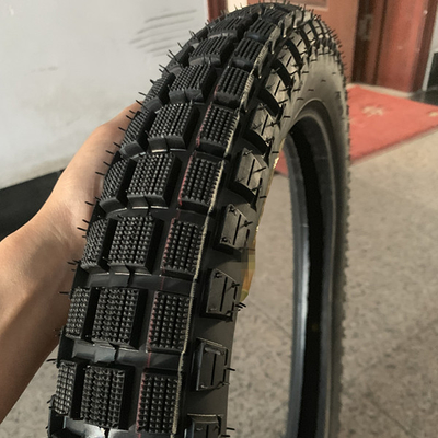 Porto de Qingdao Carregamento Bajaj Boxer Pneus de moto 3.00-18 com 20000 KM de vida útil