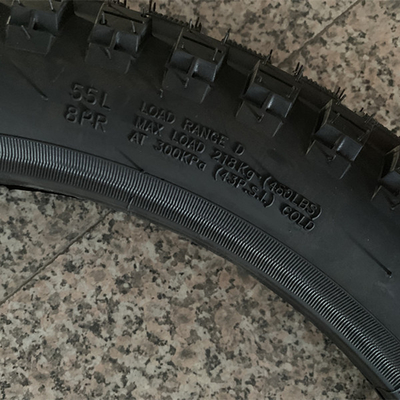 Porto de Qingdao Carregamento Bajaj Boxer Pneus de moto 3.00-18 com 20000 KM de vida útil
