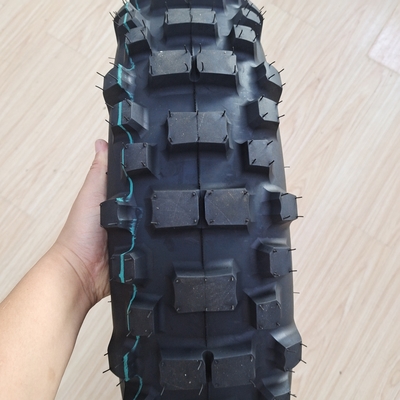 Pneus de motocicleta off-road 140/80-18 com design preto e classificação 6PR/8PR