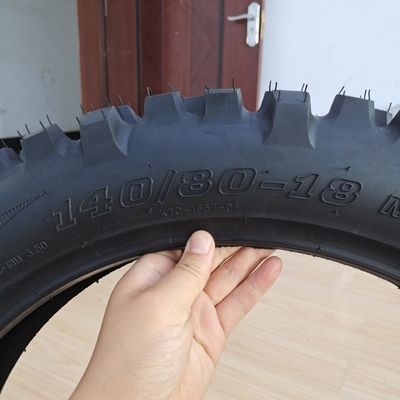 Pneus de motocicleta off-road 140/80-18 com design preto e classificação 6PR/8PR