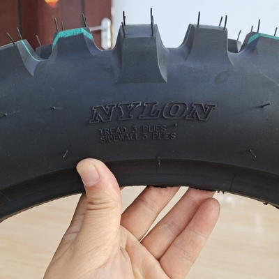 Pneus de motocicleta off-road 140/80-18 com design preto e classificação 6PR/8PR