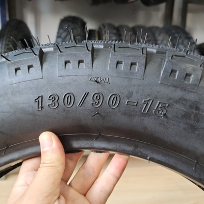 Pneus de motocicleta resistentes ao desgaste 130/90-15 com matéria-prima natural de aço de borracha de nylon