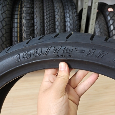 Pneus de motocicleta de borracha natural 130/70-17 8PR Peças sobressalentes de alto desempenho para ciclistas