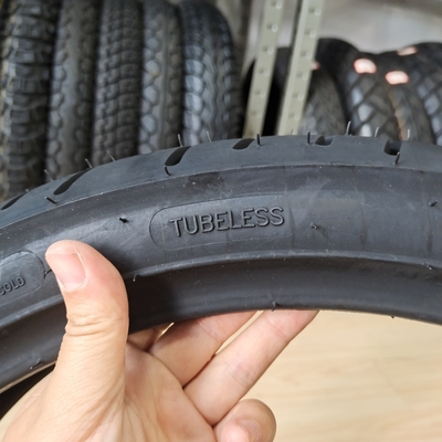 Pneus de motocicleta de borracha natural 130/70-17 8PR Peças sobressalentes de alto desempenho para ciclistas