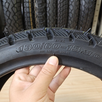 Pneus sem tubos para motocicletas de aço de borracha natural de nylon 130/60-13 TL para o mercado da Venezuela