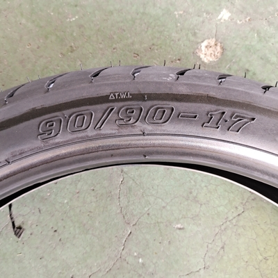 Rubro natural preto 90/90-17 Pneus de motocicleta para desempenho duradouro