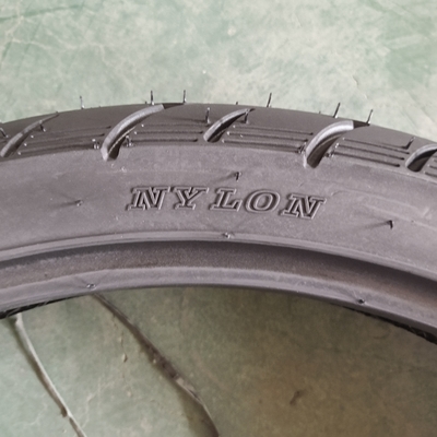 Padrão de casca de pneu de costelas Três rodas 80/90-17 Tubos de pneus de motocicleta em competitivo