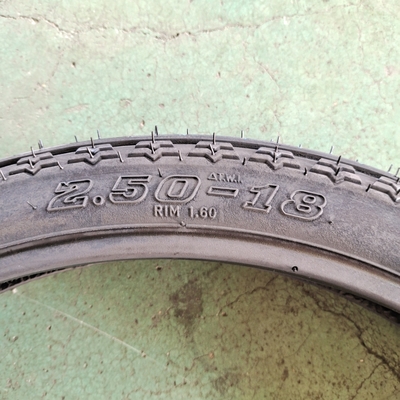Carregamento Porto Qingdao Pneus de motocicletas e tubos interiores de pneus com tubos de borracha butil