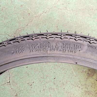 Carregamento Porto Qingdao Pneus de motocicletas e tubos interiores de pneus com tubos de borracha butil