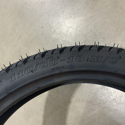 Resistência à tração 10.5 Pneus de motocicleta Scooter elétrico 110/80-18 com teor de borracha 35%-55%