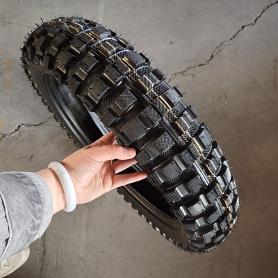 Especificações completas 4.60-17 Pneus de motocicleta com borracha natural de cima