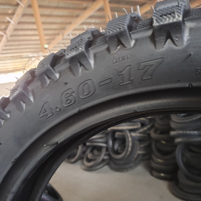 Especificações completas 4.60-17 Pneus de motocicleta com borracha natural de cima