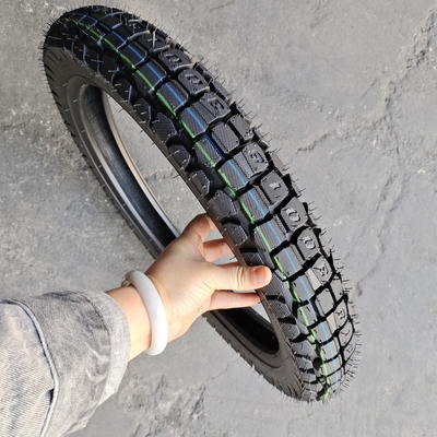 3.00-18 Pneus de motocicleta de borracha natural para o porto de carga de Qingdao