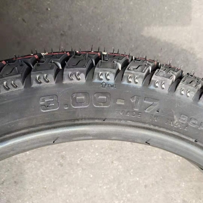 3.00-17 TT Pneus de motocicleta sem tubo com excelente resistência ao desgaste e cor preta