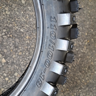 Venda de pneus de motocicleta 110/100-18 com cor preta e classificação 6PR/8PR