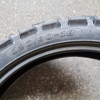120/90-18 Pneus de motocicleta de alta resistência com borracha natural e aceitável para OEM