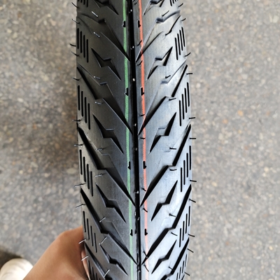 100/80-14 Pneus de motocicleta com 35% a 55% de teor de borracha e carcaça de pneus