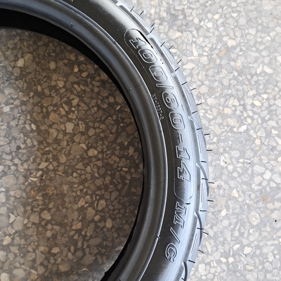 100/80-14 Pneus de motocicleta com 35% a 55% de teor de borracha e carcaça de pneus