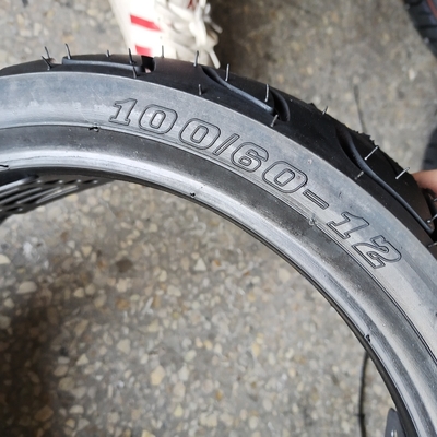 Pneus gordurosos de bicicleta elétrica de borracha natural com OEM aceitável em tamanho 100/60-12