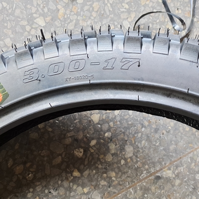 Fornecer Pneus de Motocicletas 3.00-17 com Materiais Pré-fabricados de aço de Nylon