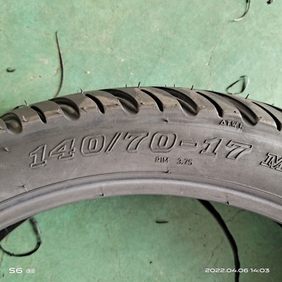 140/70-17 8 Ply Rate Pneus de motocicleta preto 18 polegadas Feito para carregamento Porto Qingdao