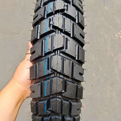 Carga no porto de Qingdao 110/90-16 Pneus sem tubo para motocicletas com 35% a 55% de teor de borracha